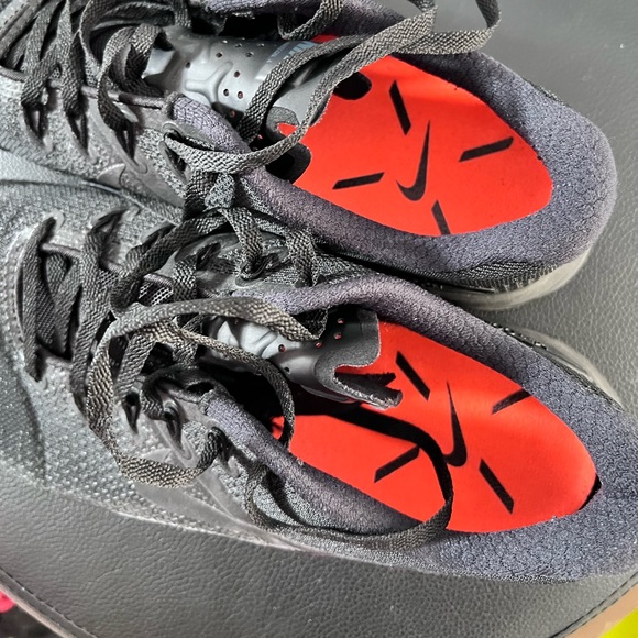 Nike black athletic shoes - Picture 3 of 4